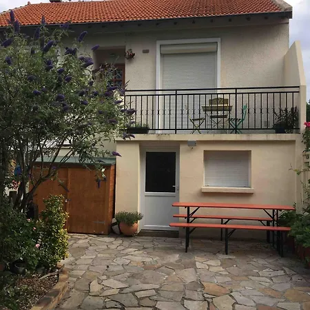 Holiday home Maison Jardin Proche Paris